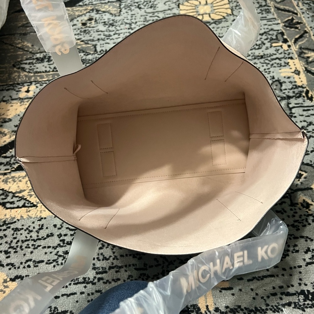 Michael Kors Blush Pink Bag - Picture 3 of 6